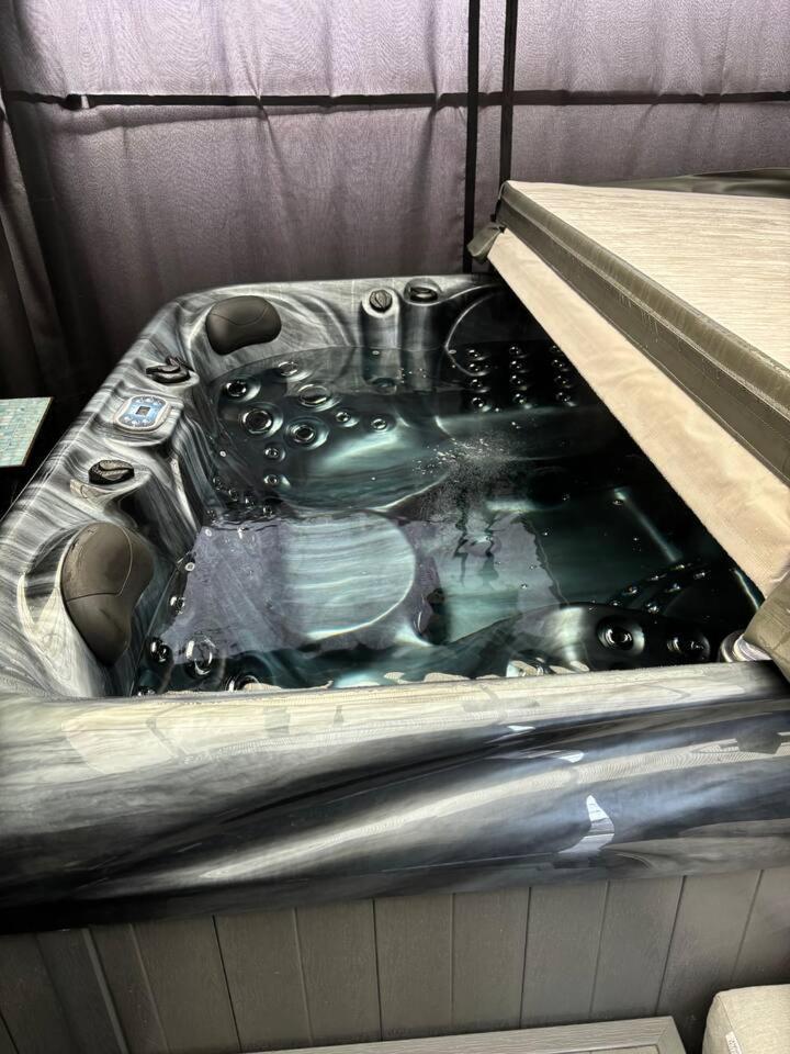 Appartamento Secret Gem 1 Bed Garden Flat Private Luxury Hot Tub Bournemouth Esterno foto