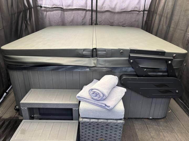 Appartamento Secret Gem 1 Bed Garden Flat Private Luxury Hot Tub Bournemouth Esterno foto