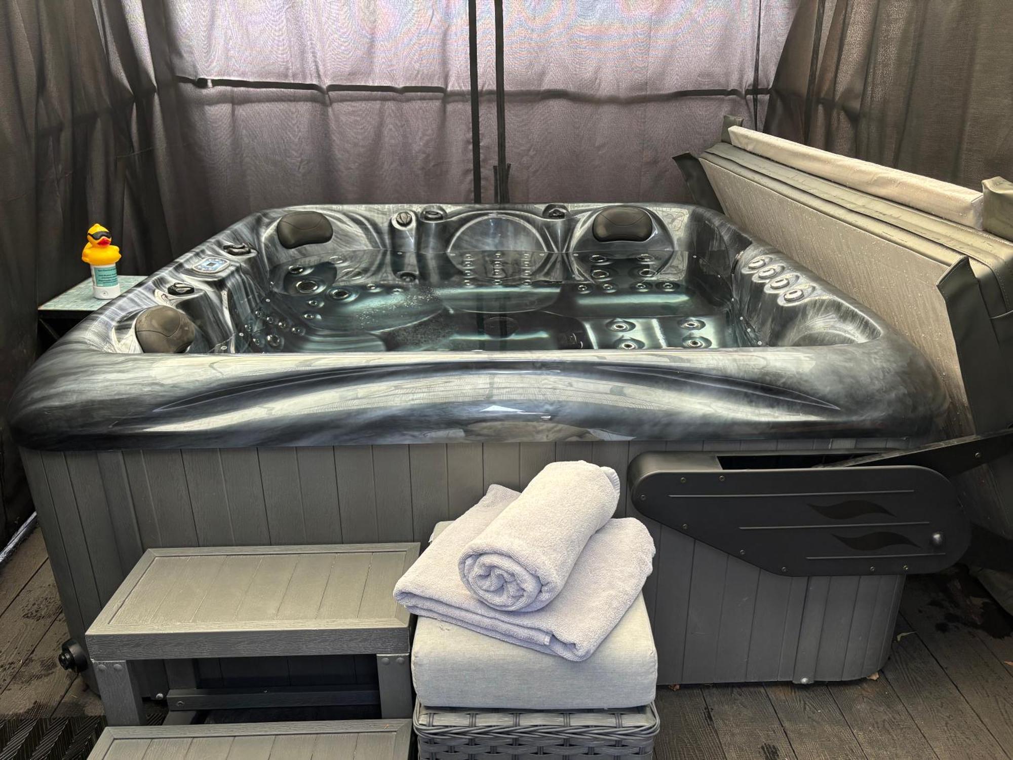 Appartamento Secret Gem 1 Bed Garden Flat Private Luxury Hot Tub Bournemouth Esterno foto