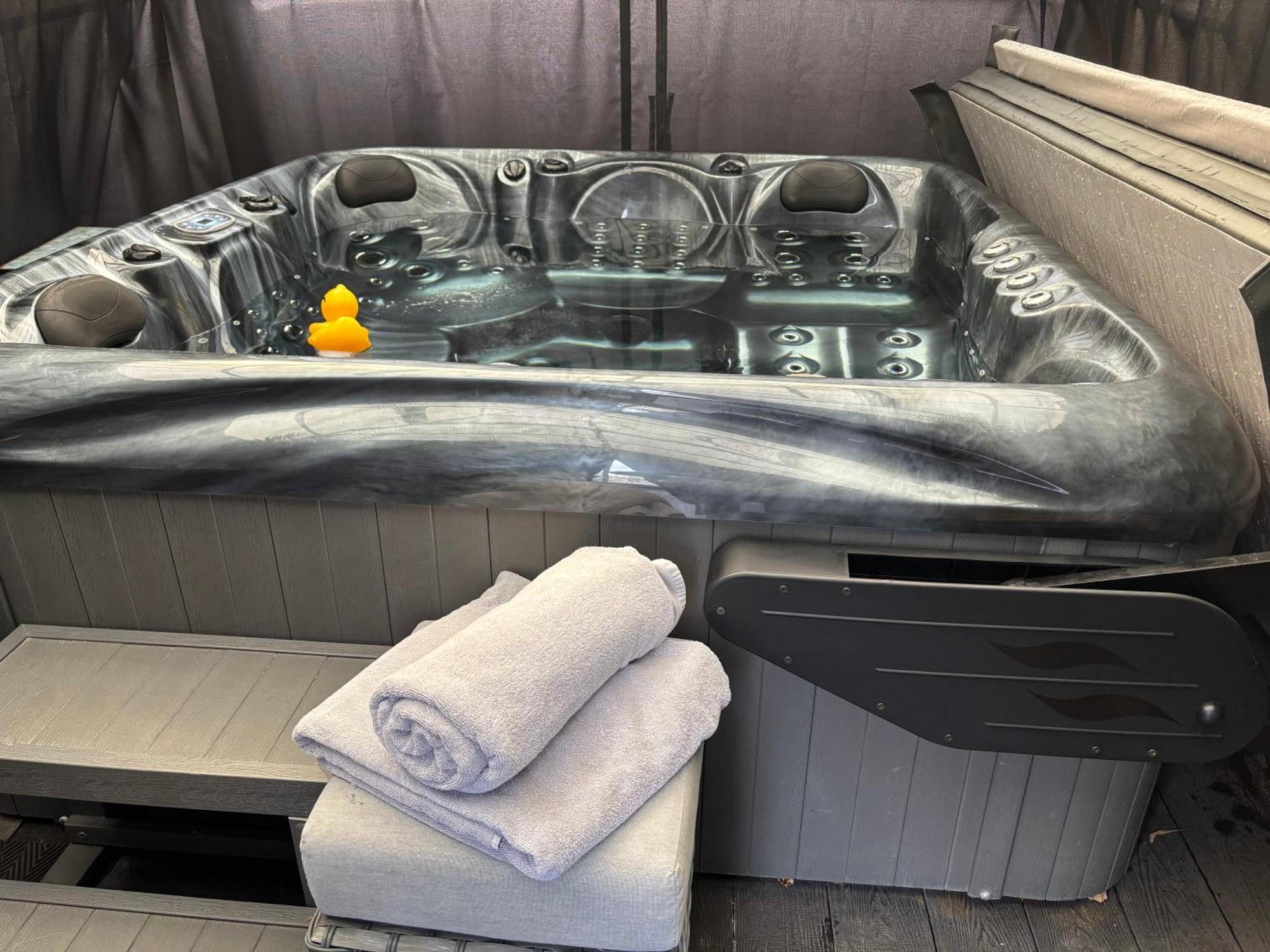 Appartamento Secret Gem 1 Bed Garden Flat Private Luxury Hot Tub Bournemouth Esterno foto